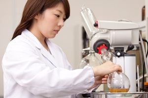 新日本製薬で成分を研究する白衣をきた女性の写真