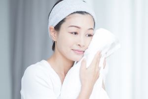 清潔なタオルで、タオルを肌にやさしく押し当てるようにして水分を吸い取る